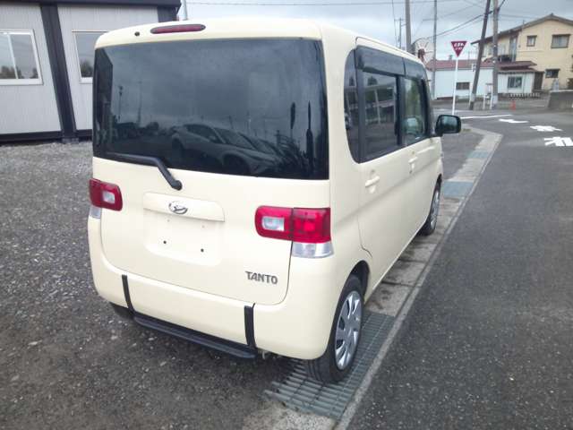 2011 Daihatsu Tanto – thumbnail 3