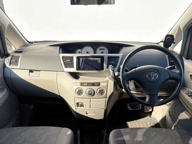 2002 Toyota Noah – thumbnail 2