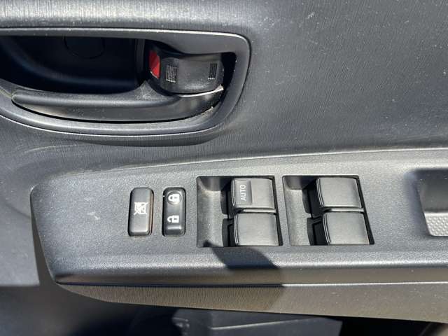 2011 Toyota Vitz – thumbnail 3