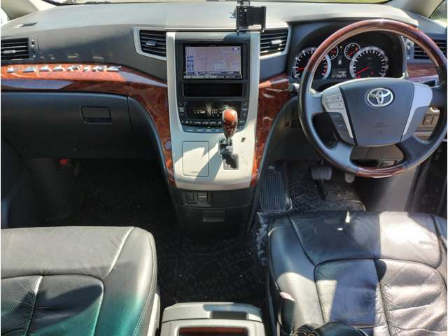 2010 Toyota Vellfire – thumbnail 4