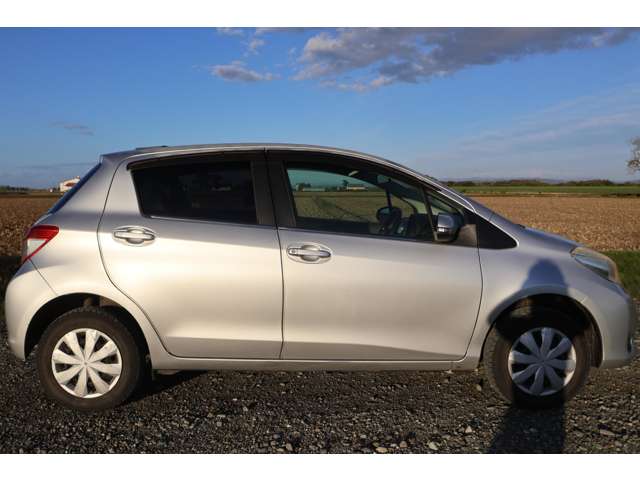 2011 Toyota Vitz – thumbnail 3