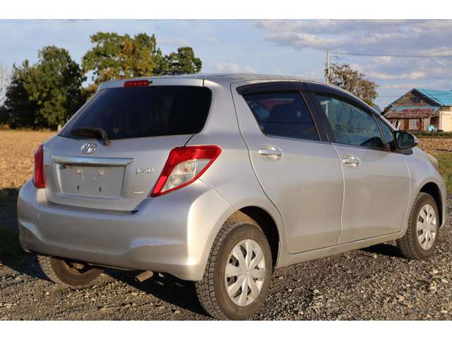 2011 Toyota Vitz – thumbnail 4