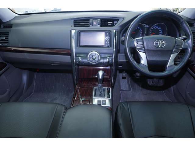 2011 Toyota Mark X – thumbnail 3