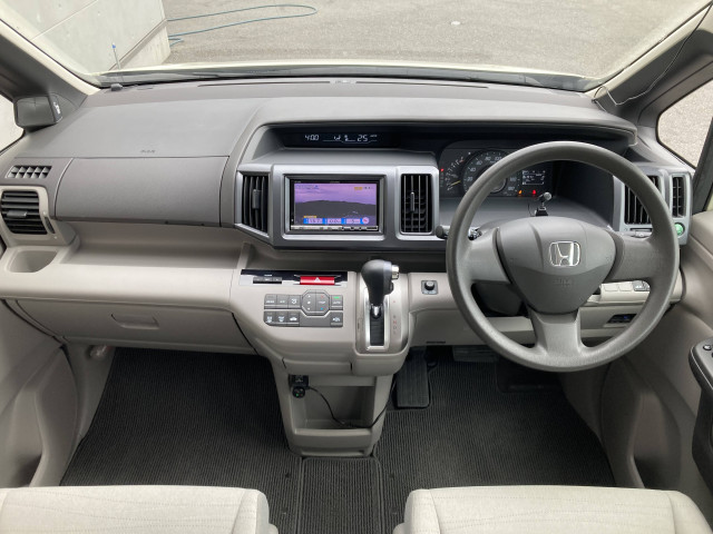 2011 Honda Stepwgn – thumbnail 2