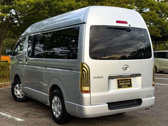 2010 Toyota Hiace – thumbnail 2