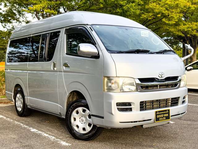 2010 Toyota Hiace – thumbnail 3