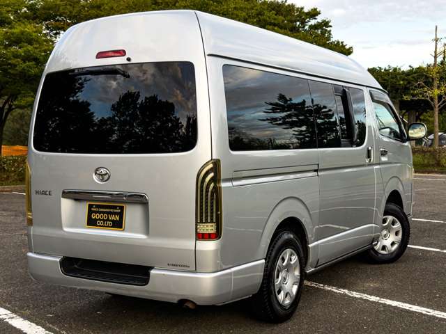 2010 Toyota Hiace – thumbnail 4