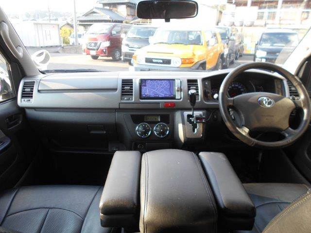 2011 Toyota Hiace – thumbnail 3
