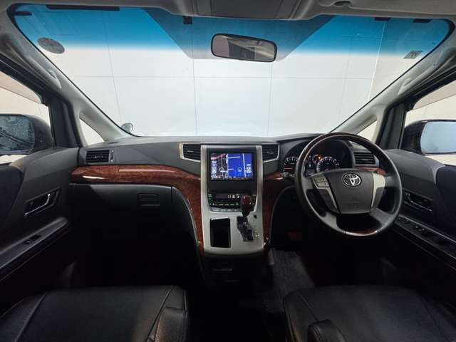 2011 Toyota Alphard – thumbnail 2