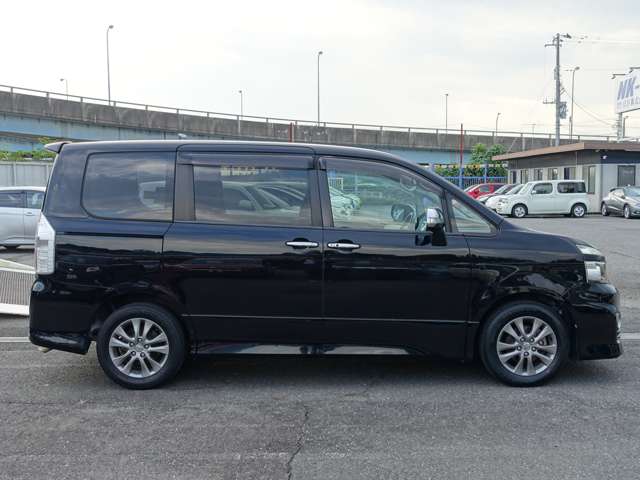 2011 Toyota Voxy – thumbnail 4