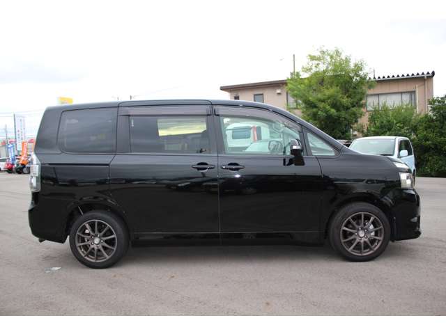 2009 Toyota Voxy – thumbnail 4