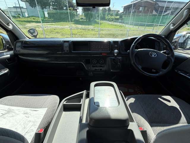 2009 Toyota Hiace – thumbnail 3
