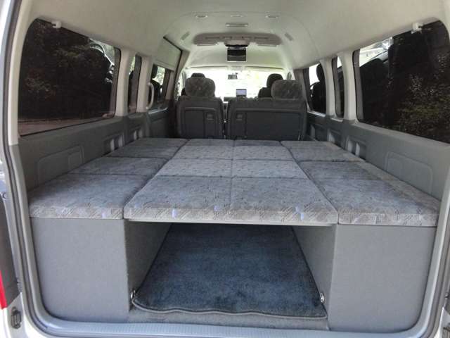 2008 Toyota Hiace – thumbnail 2