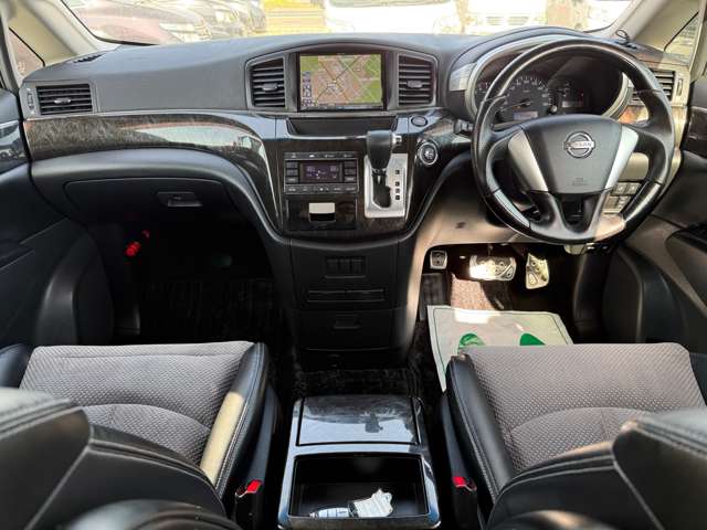 2011 Nissan Elgrand – thumbnail 2