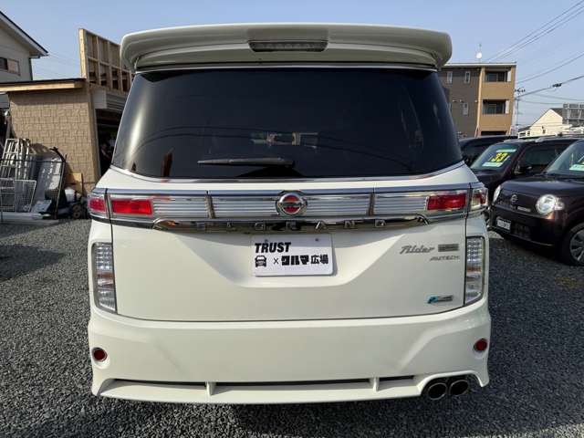2011 Nissan Elgrand – thumbnail 4
