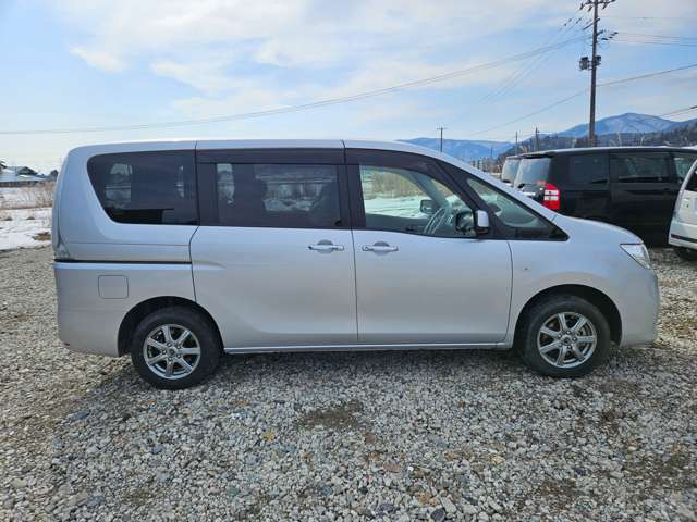 2011 Nissan Serena – thumbnail 4