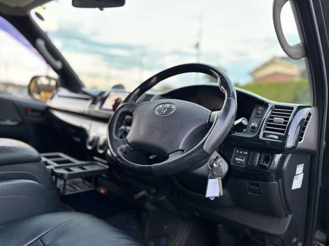 2011 Toyota Hiace – thumbnail 2