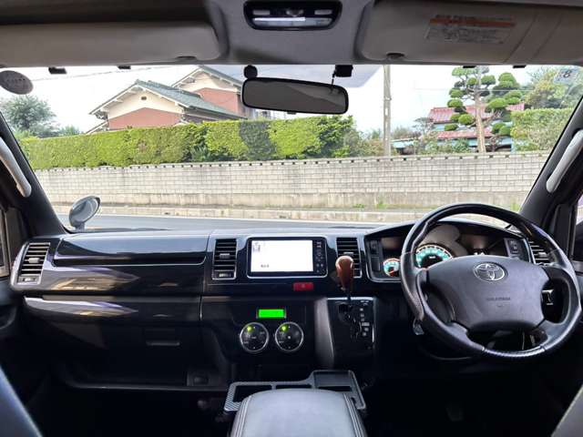 2011 Toyota Hiace – thumbnail 3