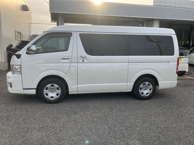 2011 Toyota Hiace – thumbnail 2