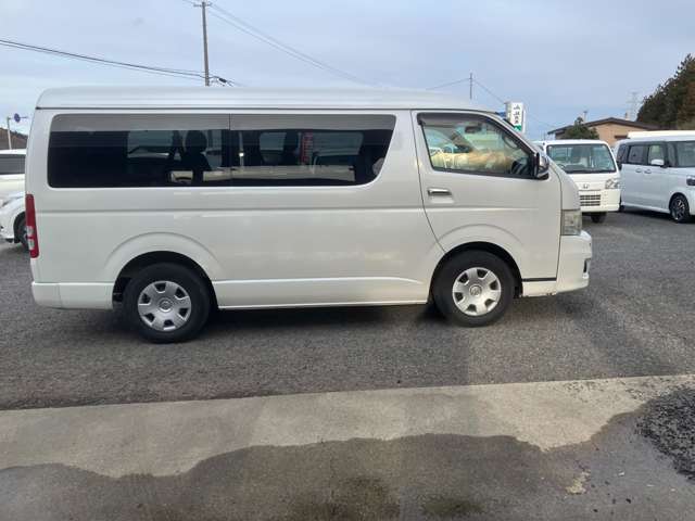 2011 Toyota Hiace – thumbnail 3