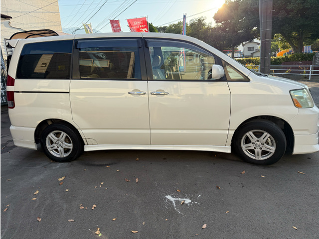 2005 Toyota Noah – thumbnail 4