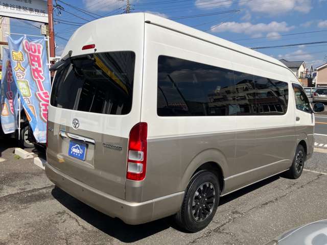 2010 Toyota Hiace – thumbnail 2