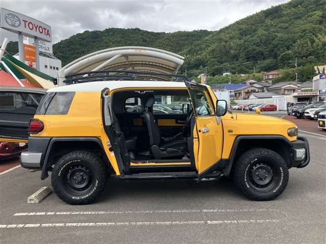 2011 Toyota FJ Cruiser – thumbnail 2
