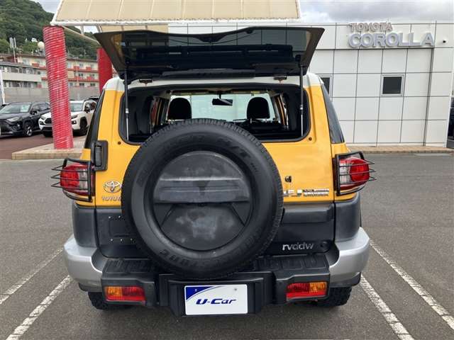 2011 Toyota FJ Cruiser – thumbnail 3