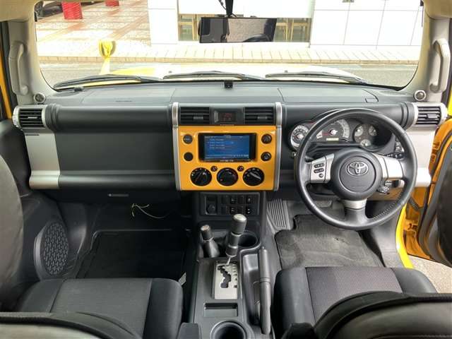 2011 Toyota FJ Cruiser – thumbnail 4