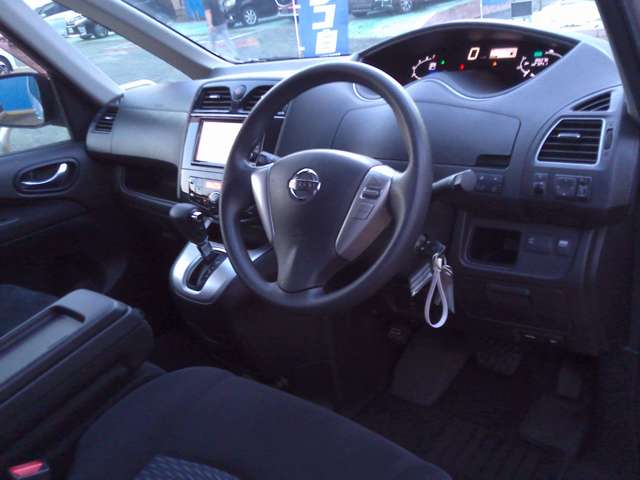 2011 Nissan Serena – thumbnail 4