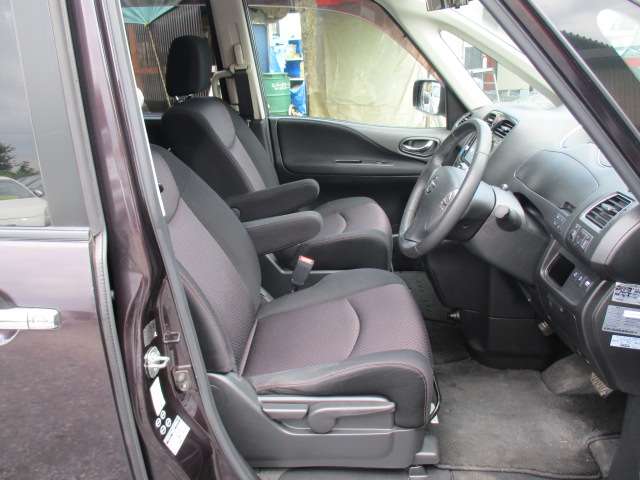 2011 Nissan Serena – thumbnail 4
