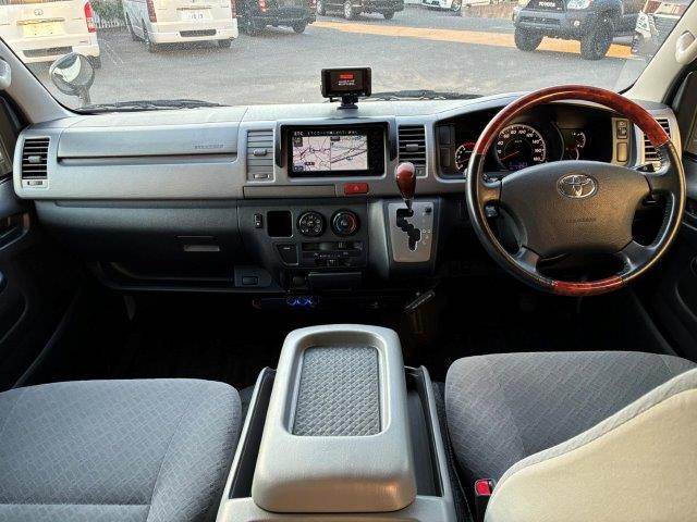 2009 Toyota Hiace – thumbnail 3