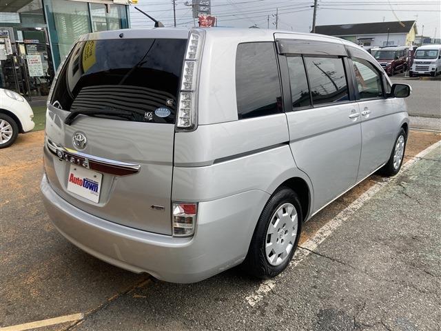 2011 Toyota Isis – thumbnail 4