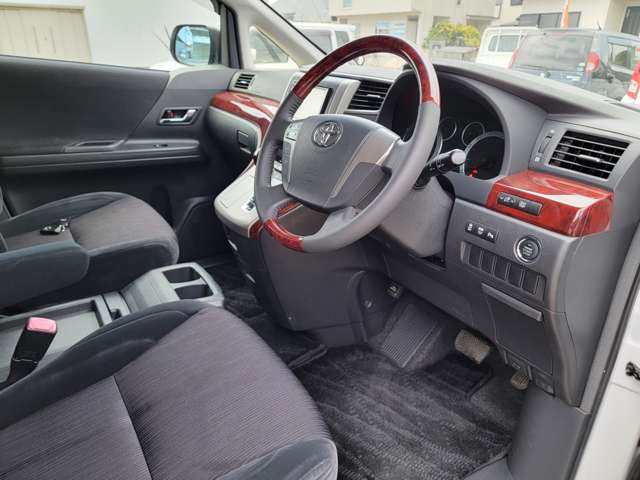 2011 Toyota Vellfire – thumbnail 2