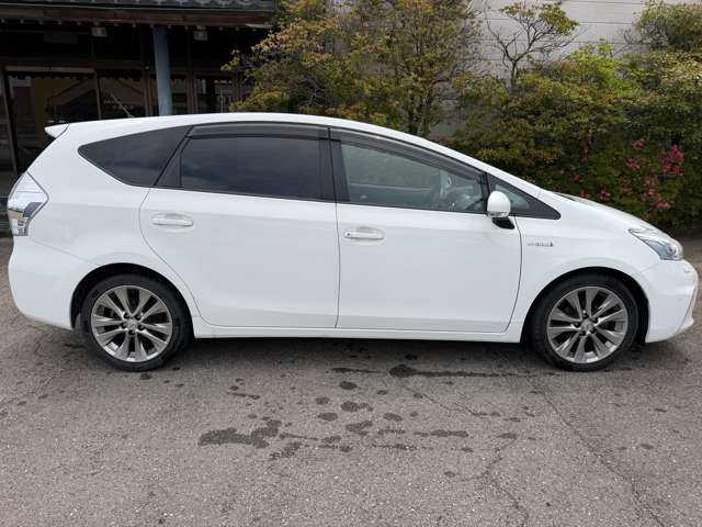 2011 Toyota Prius Alpha – thumbnail 2
