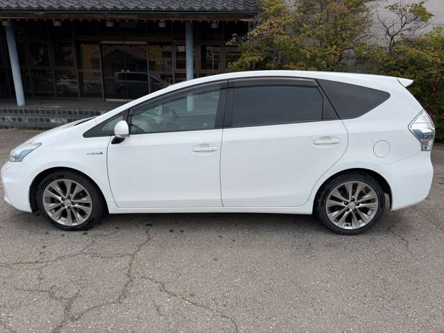 2011 Toyota Prius Alpha – thumbnail 3