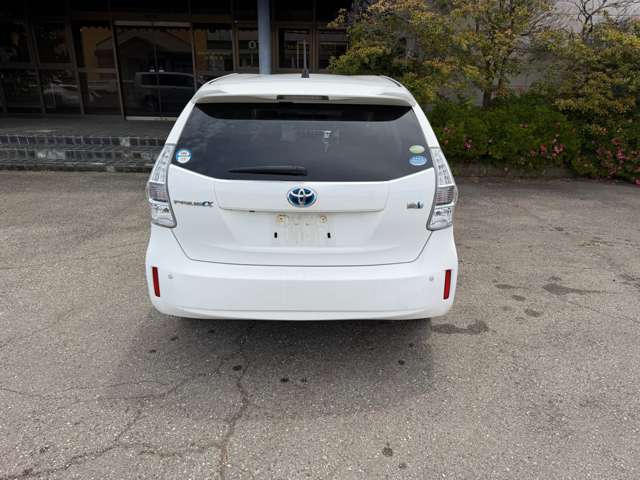 2011 Toyota Prius Alpha – thumbnail 4