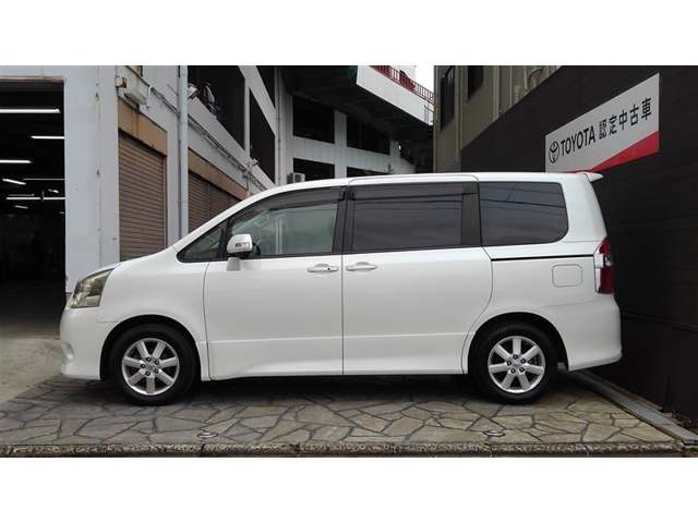 2009 Toyota Noah – thumbnail 3