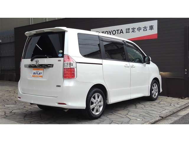 2009 Toyota Noah – thumbnail 4