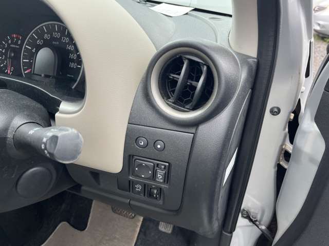 2011 Nissan March – thumbnail 4