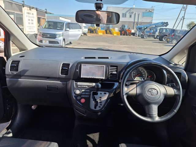 2004 Toyota Wish – thumbnail 3