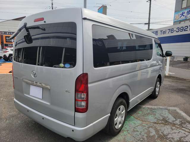 2011 Toyota Hiace – thumbnail 2