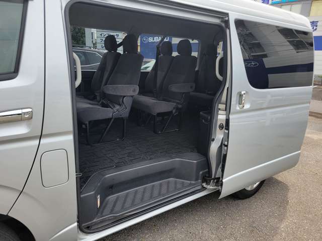 2011 Toyota Hiace – thumbnail 3