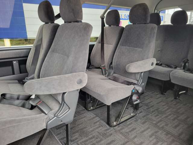 2011 Toyota Hiace – thumbnail 4