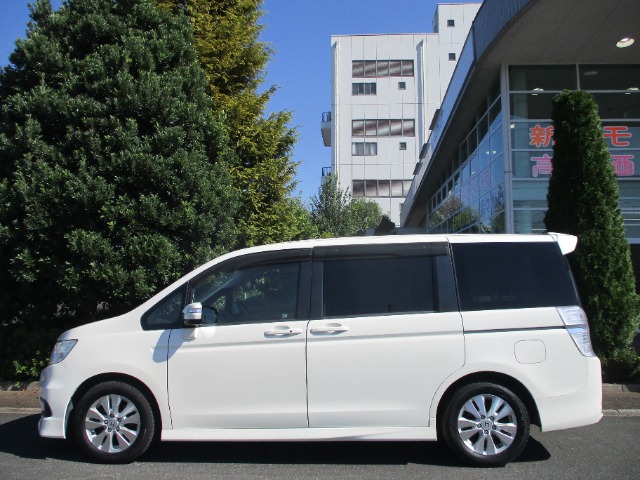 2010 Honda Stepwgn – thumbnail 4