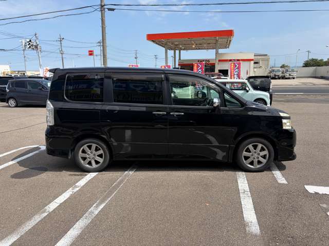 2010 Toyota Voxy – thumbnail 4