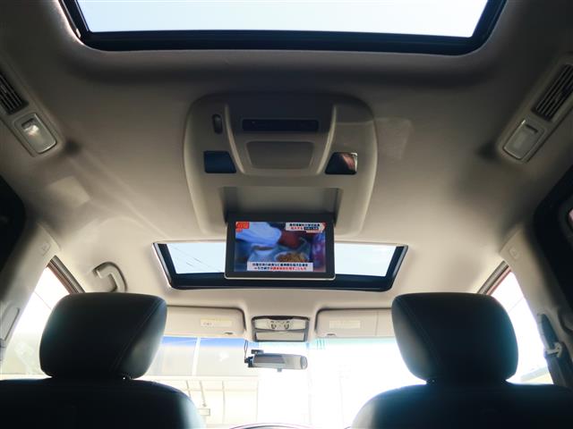 2011 Nissan Elgrand – thumbnail 2
