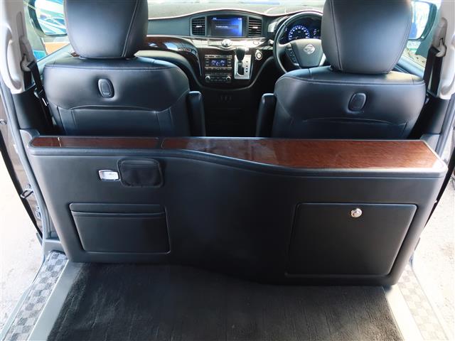 2011 Nissan Elgrand – thumbnail 3