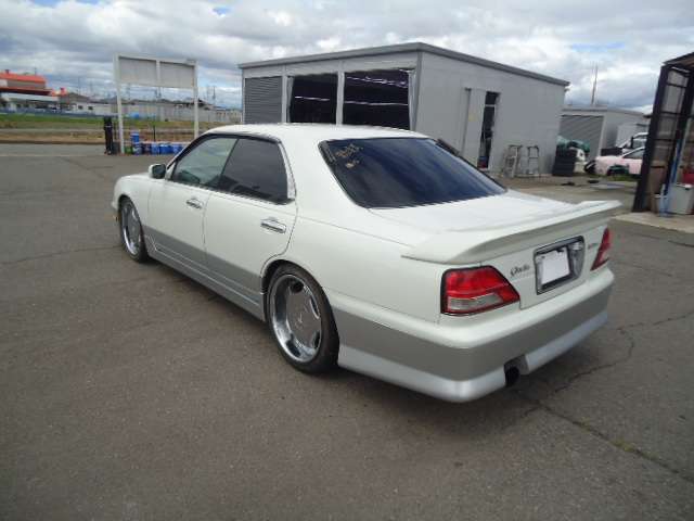 2011 Nissan Gloria – thumbnail 3