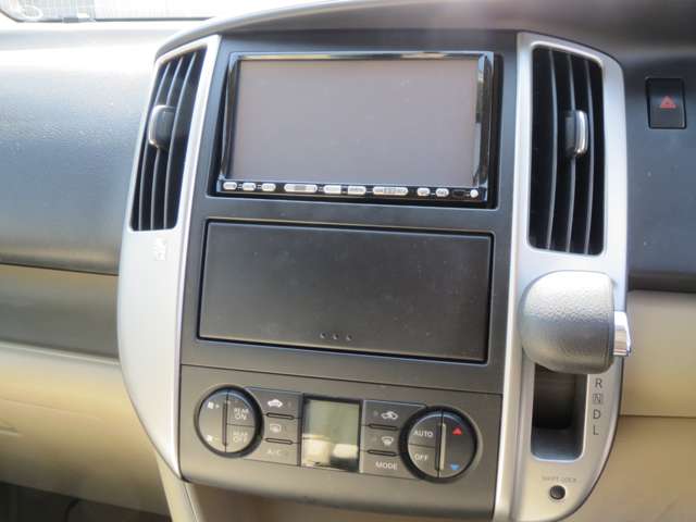 2009 Nissan Serena – thumbnail 4